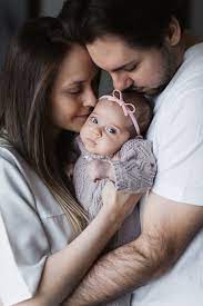 Ideias Para Fotos Do Bebe Newborn Baby Photoshoot Ideas At Home With Parents Newborn Baby Photoshoot Baby Photoshoot Girl Baby Photoshoot