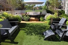 Here Is A Small Yard Space With Astroturf When Your Space Is Quite Small It May Be Worth It To Lay Small Backyard Landscaping Traditional Landscape Backyard