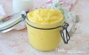 La crema alle fragole è una variante fresca, gustosa e profumata della classica crema pasticcera , ideale soprattutto in primavera e in estate per farcire torte, bignè, crostate o anche da servire come dolce al cucchiaio accompagnata da panna, salsa di fragole o cioccolato. Crema Pasticcera Classica Ricetta Base Dolce Facile