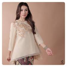 Apabila ide desain baju distro diatas telah anda pahami dengan baik, mari lanjutkan pada desain dengan gaya typography yang unik dan original, karena ini akan membuat desain anda bukan hanya. 25 Inspirasi Modis Baju Kebaya Modern Organza
