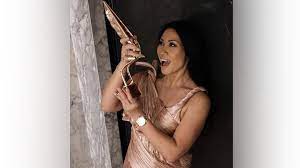 Rambut panjangnya dibiarkan tergerai begitu saja dan dibelah tengah. Pesona Gaun Rose Gold Anggun C Sasmi Saat Meraih Penghargaan Asian Television Awards 2020 Kecantikan Cantika Com