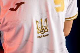 La camiseta de la selección republicana de fútbol con escudo bordado en el pecho. Considerada Una Provocacion Politica La Nueva Camiseta Del Equipo Nacional De Ucrania Molesta A Rusia