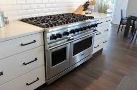 It's an affordable model for its tier and boasts all the professional capabilities a serious foodie could ever want. Viking 5 Series Range With Two Ovens And 8 Gas Burners White Kitchen Kitchen Viking Appliances