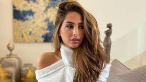 وبعد أن صممت شعارًا وفقًا لرؤيتك الفريدة، أصبح من اللازم أن تستخدمه في كل مكان. Ø¨Ø¹Ø¯ ØªØ¯Ø§ÙˆÙ„ Ø¥Ø³Ù…Ù‡Ø§ ÙÙŠ Ù‚Ø¶ÙŠØ© ØºØ³ÙŠÙ„ Ø§Ù„Ø£Ù…ÙˆØ§Ù„ ÙÙˆØ² Ø§Ù„ÙÙ‡Ø¯ ØªØ±Ø¯ Ø¨Ø§Ù„ÙÙŠØ¯ÙŠÙˆ