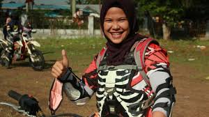 Scopri ricette, idee per la casa, consigli di stile e altre idee da provare. Perempuan Berjilbab Ini Atraktif Saat Tunggangi Motor Trail Sebagai Olahraga Ekstrem Tribun Medan