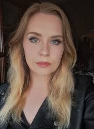 What does the belly button ring look like?