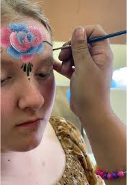 How do we feel about the two different colored rose I’ve seen Face Painer  do a rainbow rose before and I kind of want to try it.  ##facepainter##facepaintersoftiktok##rosefacepainting##facepainttok##na...