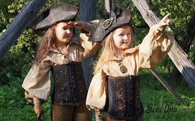 Decorate the narrowest cardboard tube by covering with a sheet of black card. Diy Female Pirate Costume Ideas How To Tutorials Maskerix Com