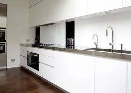 Ceux qui souhaitent transformer leur cuisine en un espace unique rencontrent avec dekton le produit ideal qui les accompagnera de longues années. Plan De Travail Inox Pour Votre Cuisine Et Salle De Bain