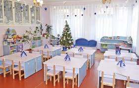 как украсить раздевалку в детском саду к новому году Kak Ukrasit Detskij Sad K Novomu Godu 2021 Foto Idei Dlya Dekora Svoimi Rukami