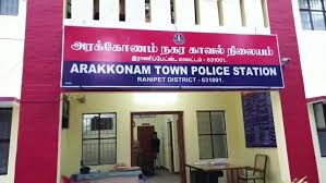 லாரி மோதி 4 வயது சிறுவன் பலி: தாய் கண் முன் நடந்த விபத்து! | Arakkonam  accident 4 year boy died - kamadenu tamil