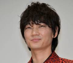Photo:kazutaka nakamura / men's joker. ç¶¾é‡Žå‰›ãŒæ¾ä¸‹æ´¸å¹³ã« ã‚«ãƒ¡ãƒ©ã«å'ã‹ã£ã¦è¦‹ã¤ã‚ã¦ã»ã—ã„ ç„¡èŒ¶æŒ¯ã‚Šã—ã¦è©±é¡Œã« Coconuts