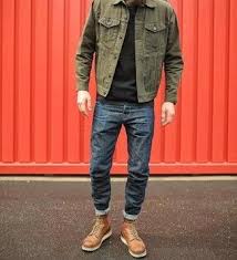 Tenue Veste En Jean Olive T Shirt A Col Rond Noir Jean Bleu Marine Bottes De Loisirs En Cuir Marron Style Decontracte Pour Hommes Mode Mecs Styles De Mode Pour Hommes