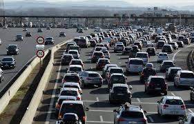 Il lit l'avenir sur les voies d'autoroute. Retours De Vacances Jusqu A 470 Km De Bouchons Sur Les Routes Et Dans La Chaleur