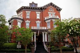 The Best Places To Stay In Savannah Near River Street Most Haunted Places Savannah Chat Romantic Hotel