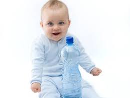 Spielen Mit Alltagsgegenstanden Baby Babyentwicklung Und Alltagsgegenstande
