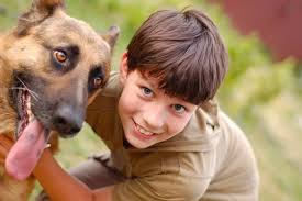 Benefits of Teaching Children Responsibility With a Dog