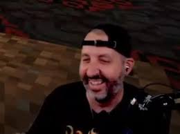 Skizz goes full gamer mode