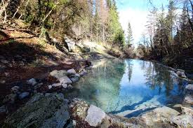 Le formazioni calcaree, le cascate e le piccole piscine di acqua calda circondate dalla rigogliosa natura del bosco appena fuori il piccolo paese di bagni san filippo in val d'orcia sembreranno trasportarvi in un altro mondo. Le Terme Di Bagni San Filippo In Val D Orcia Tuscany Planet