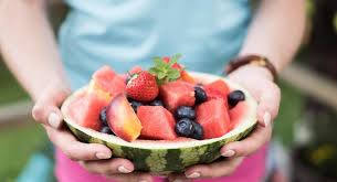 Zucker und kalorien sind gut versteckt. Obst Mit Wenig Fruchtzucker Hier Darfst Du Zulangen We Go Wild