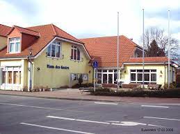 Der kleine markt im haus des gastes wartet zur vorweihnachtszeit für einen tag im november mit einer reihe an kunsthandwerklichen ständen auf, die zum schauen und kaufen einladen. Graal Muritz Haus Des Gastes 20080317 06 Mapio Net