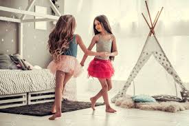 #meninas_dancando | 1.7k people have watched this. Duas Meninas Felizes Estao Dancando E Sorrindo Enquanto Brincava No Quarto Das Criancas Em Casa Fotos Retratos Imagenes Y Fotografia De Archivo Libres De Derecho Image 84680756