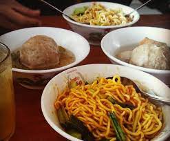 Syedapnya bakso sengkel ponorogo berukuran jumbo | ragam indonesia (17/02/20) bakso rudal, temennya baset alias bakso setan menggelegarrrr!! Bakso Pak Mien Kuliner Bogor Gurihnya Bikin Nagih