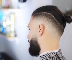 Coiffure Chignon Homme Man Bun Avec Cotes En Degrade Americain Court Et Barbe Avec Fondu Court Coiffure Cheveux Long Homme Coupe Cheveux Homme Coupe De Cheveux