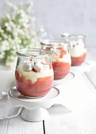 Ob rhabarber gesund ist und was sie bei der zubereitung beachten müssen, erklärt ihnen eat smarter in den folgenden 5 punkten. Erdbeer Rhabarber Dessert Mit Baiser Mix Dich Glucklich Thermomix Rezepte Fur Food Non Food Essen Kosmetik Putzmittel Etc