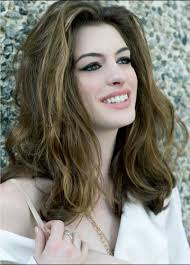 Anne hathaway's the witches hair and makeup details. Anne With Subtle Blonde Highlights Annehathaway Catwoman Hair Anne Hathaway Beauty Celebrities