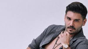 Turgut tolgahan sayışman (born 17 december 1981) is a turkish actor and model. Unlu Oyuncu Tolgahan Sayisman Koronaviruse Yakalandi Teneec
