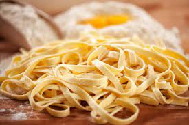 Preparate su un piano da lavoro 300 g di farina a fontana e 3 uova possibilmente fresche, (di solito si usa un uovo per ogni 100 g di farina). Tagliatelle Fatte In Casa Senza Uova Per I Giorni Di Festa