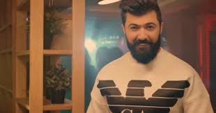 كان فهد شابا وسيما جدا صاحب جسم رائع و طويل القامة وفي المساء ذهبت إلى غرفتي كالعادة لأقرأ إحدى المجلات قبل النوم فسهرت حتى قاربت الساعة حوالي الثالثة صباحافأحسست بالنعاس و لبست قميص النوم الزهري الشفاف حيث كان الجو حار جدا حتى بالمكيف , فخلعت. Ø³ÙŠÙ Ù†Ø¨ÙŠÙ„ Ø£Ø«Ø§Ø± Ø§Ù„Ø¬Ø¯Ù„ Ø¨Ø´Ø§Ø¦Ø¹Ø© ÙˆÙØ§ØªÙ‡ ÙˆÙ‡Ø°Ù‡ Ø­Ù‚ÙŠÙ‚Ø© Ø²ÙˆØ§Ø¬Ù‡ Ù…Ù† Ù…Ù„Ø§Ùƒ Ø§Ù„ÙƒÙˆÙŠØªÙŠØ©