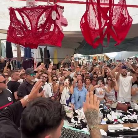 DJ Mahmut Orhan, Alaçatı Pazarı'nda tezgah üzerinde konser verdi. | BPT |  Facebook