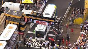 Située immédiatement après le tour de france, en plein été et pendant les. Tour De France Un Bus Bloque Sur La Ligne D Arrivee
