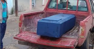 Transportan ataúd en una camioneta en Bejucal