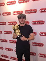He looks like he's possessed by a demon or something. Just Been Radiodisney And Finally Got My Award Thank You Guys Again And Thank You To Phil And The Guys At Radi Niall Horan One Direction Singers Irish Funny