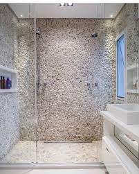 Apaixonei nesse banheiro clarinho todo em seixos super trend! Projeto  @meyercortezarquiteturaedesign #lard… 