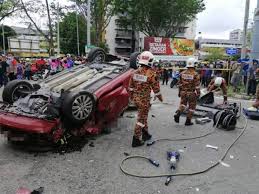 Jadi lepas ini bolehlah kilatkan lampu kereta sendiri saja di rumah. Maut Selepas Rempuh Tiga Kenderaan Di Lampu Isyarat