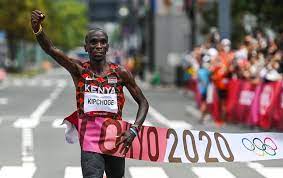 Las pruebas de maratón olímpico se celebran en vías públicas, por lo que las atletas deben sortear con los factores climatológicos; Zowmt5p2roywim