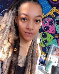 Danielle Hinson's Instagram, Twitter & Facebook