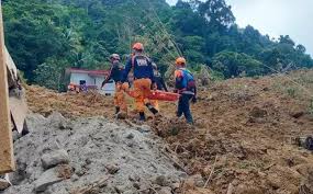 सोने की खदान में भूस्खलन से 12 लोगों की मौत, 11 घायल | Indonesia: 12  killed, 11 injured in landslide in gold mine | इंडोनेशिया: सोने की खदान में  भूस्खलन से 12 लोगों की मौत ...