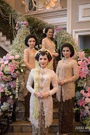 Namun untuk pengantin wanita pada dasarnya terdiri dari. Pernikahan Megah Dengan Tradisi Jawa Dan Tema Taman Kupu Kupu 015 Kumpulan Informasi Aneka Pakaian Adat Yang Pakaian Pernikahan Pakaian Perkawinan Pernikahan