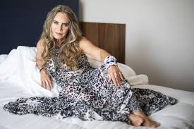 Bruna Lombardi chega aos 75 anos com novo livro e beleza que atravessa gerações