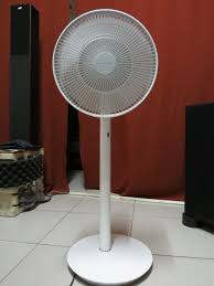 Jul 19, 2021 · 在炎熱的天氣下，總會希望有涼風吹拂解除燥熱的狀態。體積小巧、可放置在桌上的電風扇便可提供最貼近自然且舒適的風，並促進空間的空氣流動。加上這類型商品多為省電設計，不論是在電腦前工作還是窩在沙發上，都能達到一定的消暑效果。但市面上的桌扇類型琳瑯滿目，從靜音風扇到循環扇. Balmuda 15990å…ƒè¶…è²´é›»æ‰‡ é–‹ç®± å™ªéŸ³é¢¨åŠ›æ¸¬è©¦ Mobile01