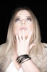 Siento ese cosquilleo en el estómago, y el corazón se me acelera con  anticipación cuando escucho los acordes que señalan el momento de mi  salida. Respiro profundo, y salgo a cantar.” Hoy