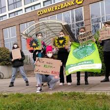 Hier finden sie eine übersicht aller geschäfte und filialen im bereich banken aus elmenhorst/lichtenhagen. Fridays For Future In Rostock Jugendliche Protestieren Vor Bank Fur Klimaschutz Nnn De