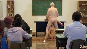 طلاب الجامعة يمارسون الجنس مع أستاذهم في الجبس أمام زملائهم في العمل /  TUBEV.SEX ar