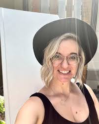 Hello & welcome ☀️ I'm Olivia, or Liv. No need to ask which I prefer, I  like 'em both. Creator and owner of King St Hair Studio, I'm thrilled to  have a