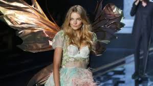 A biztonság kedvéért a csinos modell elfedte mellbimbóit, hogy az instagram ne törölje le azt, mivel elég sokat mutatott meg magából. Mihalik Eniko 24 Hu 7 Oldal